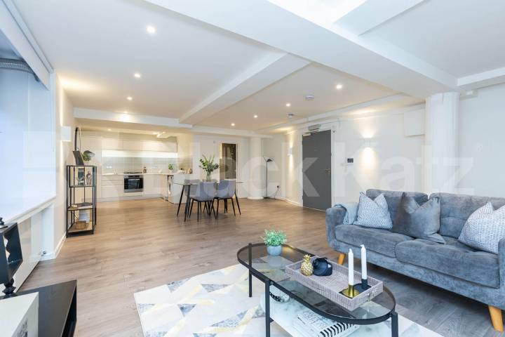 spacious 1 bedroom warehouse conversion with bi folding partition wall Tyssen Street - Springfield House, Dalston